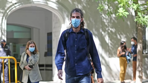 El ex secretario de Organización y diputado de Unidas Podemos Alberto Rodríguez a su salida del Tribunal Supremo donde ha acudido para declarar como investigado, en Madrid, a 21 de septiembre de 2021.