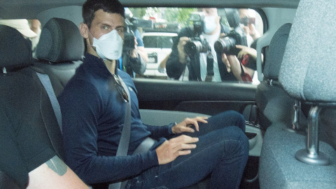 16/01/2022 El tenista serbio Novak Djokovic sale del Park Hotel en un vehículo para reunirse con sus abogados antes de la decisión del Tribunal Federal australiano sobre su deportación