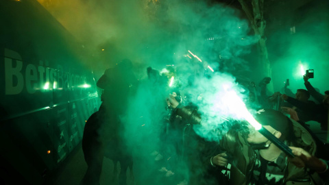 Aficionados del Real Betis acompañan al autobús del equipo a su llegada al estadio Benito Villamarín, para disputar el derbi ante el Sevilla correspondiente a los octavos de final de la Copa del Rey