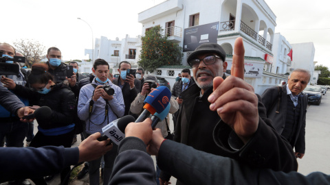 07/02/2022 El miembro del Consejo Judicial Supremo de Túnez Ali Ben Mansour habla con los medios de comunicación a la salida de la sede cerrada