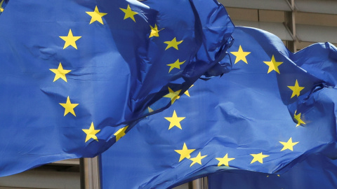 Imagen de archivo de varias banderas de la Unión Europea en la entrada de la Comisión, en Bruselas. - REUTERS