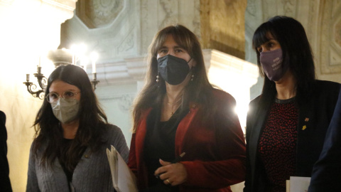01/02/2022- Laura Borràs, al centre, acompanyada de la portaveu de Junts, Mònica Sales (esquerra), i la secretària de la Mesa del Parlament Aurora Madaula (dreta).