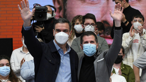 El presidente del Gobierno Pedro Sánchez (i) junto con el candidato del PSOE a la presidencia de la Junta de Castilla y León, Luis Tudanca (d), el pasado domingo en León.