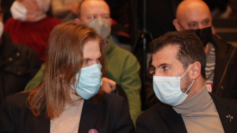 Los candidato de a la Presidencia de la Junta de Castilla y León de Unidas Podemos, Pablo Fernández (i), y del PSOE, Luis Tudanca (d), conversan en un encuentro organizado por UGT y CCOO sobre la reforma laboral en Valladolid. E.P./Photogen