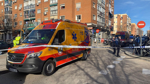 Agentes de seguridad y efectivos de Samur-Protección Civil en Villaverde, Madrid, el lugar del crimen
