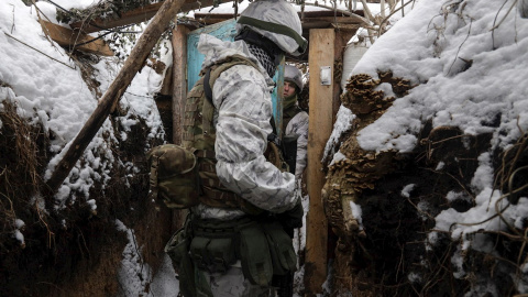 Los militares ucranianos verifican la situación en las posiciones en la línea del frente cerca de la aldea de Avdiivka, no lejos de la ciudad de Donetsk, Ucrania, controlada por militantes prorrusos, el 25 de enero de 2022.