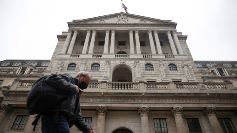 Un hombre pasa por delante del edificio del Banco de Inglaterra, en la City de Londres. REUTERS/Henry Nicholls