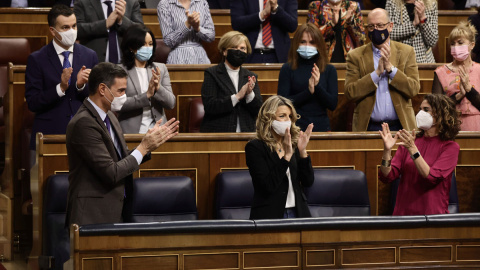 03/02/2022.- La ministra de Trabajo, Yolanda Díaz, es aplaudida por la bancada socialista tras su intervención en el pleno del Congreso de este jueves. Eduardo Parra / Europa Press