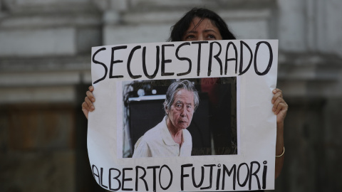 Simpatizantes del expresidente Alberto Fujimori se manifiestan este jueves 17 de marzo de 2022 frente al Tribunal Constitucional en Lima.
