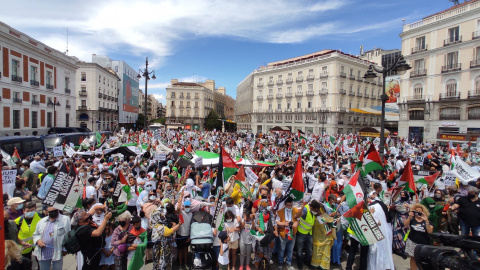 Plano general de la Puerta del Sol llena de manifestantes clamando por la libertad del Sáhara Occidental. - Guillermo Martínez