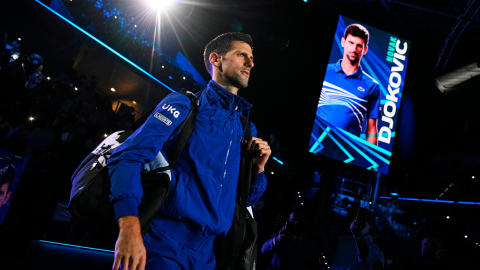 El tenista serbio Novak Djokovic entra a la cancha antes del inicio de su partido individual masculino de la fase de grupos contra el ruso Andrey Rublev en las Finales ATP en Turín.