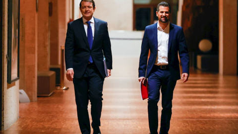El candidato del PP, Alfonso Fernández Mañueco (i), y el del PSOE, Luis Tudanca (d), antes del debate electoral para los comicios de Castilla y León del próximo 13 de febrero. EFE/Javier Lizón
