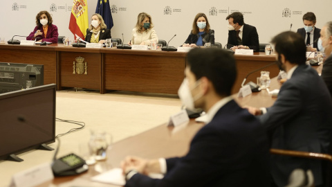La ministra de Hacienda y Función Pública, María Jesús Montero; la vicepresidenta primera del Gobierno y ministra de Asuntos Económicos y Transformación Digital, Nadia Calviño; y la ministra de Transportes, Movilidad y Agenda Urbana, Raquel