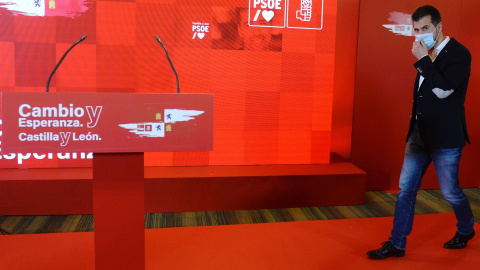 El candidato socialista a la presidencia de la Junta de Castilla y León, Luis Tudanca, analiza los resultados electorales tras las elecciones autonómicas en Castilla y León, este domingo en la sede socialista en Valladolid.