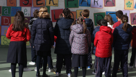 14702/2022-Un grupo de niños en el colegio Blanca de Castilla, a 10 de febrero de 2022, en Madrid (España).
