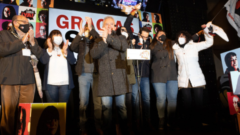 El candidato a la Presidencia de la Junta de Castilla y León por ¡Soria ya!, Ángel Ceña, celebra los resultados con sus compañeros.