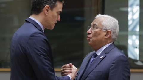 El presidente del Gobierno, Pedro Sánchez, junto al primer ministro de Portugal, Antonio Costa.