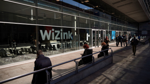 Varias personas esperan su turno para vacunarse en el exterior del WiZink Center, este martes.