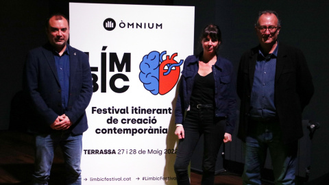 L'alcalde de Terrassa (esquerra), Jordi Ballart, la integrant de la productora La Sullivan, Mireia Calafell, i el president d'Òmnium, Xavier Antich, amb el cartell de Límbic.