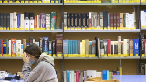 Una estudiante en la Biblioteca Elena Fortún, en una imagen del 10 de enero de 2022, en Madrid.