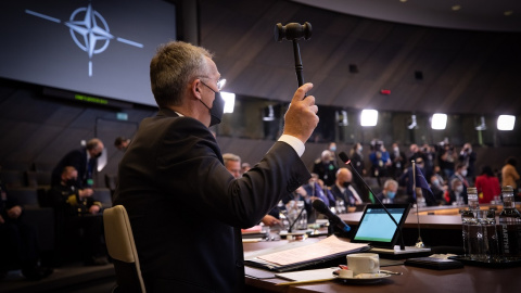 El secretario general de la OTAN, Jens Stoltenberg, preside la reunión de ministros de defensa de la OTAN en la sede de la OTAN en Bruselas.