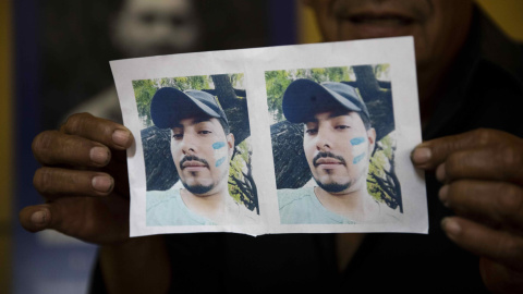 Una fotografía del condenado Yader de los Angeles Parajón Gutiérrez, sostenida por su padre.