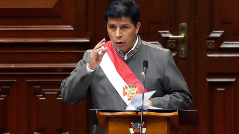 Fotografía cedida por la Presidencia del Perú del presidente del Perú Pedro Castillo hablando en el Congreso el 28 de marzo de 2022.
