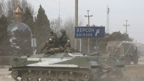 Militares rusos sobre un vehículo blindado con la letra 'Z' pintada, al inicio del ataque sobre Ucrania, en la ciudad de Armyansk (Crimea). REUTERS/Stringer