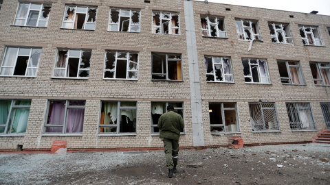 Imagen de una escuela destruida por los ataques en el Donbás, Ucrania, el pasado 25 de febrero de 2022.