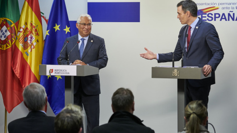 El presidente del Gobierno Pedro Sánchez (d) y el Primer ministro de Portugal, Antonio Costa, durante la rueda de prensa que han ofrecido este viernes 24 de marzo de 2022 tras la reunión del Consejo Europeo en Bruselas.