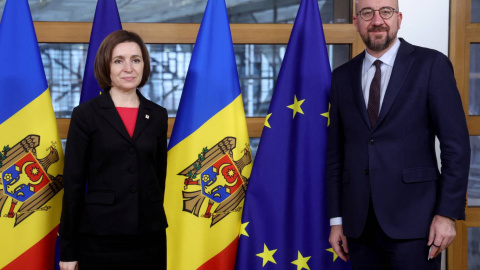 La presidenta de Moldavia, Maia Sandu, posa junto al presidente del Consejo Europeo, Charles Michel, en una cumbre en Bruselas el pasado 15 de diciembre de 2021.