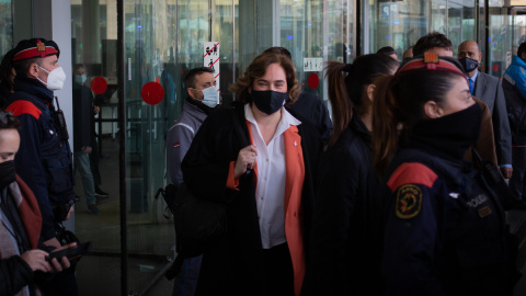 La alcaldesa de Barcelona, Ada Colau, sale tras declarar por presuntas irregularidades municipales, en la Ciutat de la Justicia, a 4 de marzo de 2022, en Barcelona.