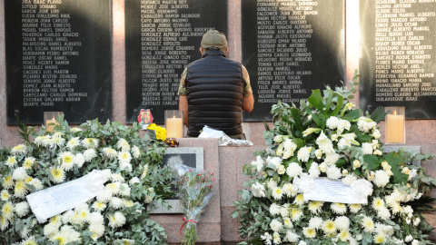 02/04/2021 Un hombre observa el Monumento a los Caidos en Malvinas, al cumplirse 40 años desde el inicio del conflicto bélico con el Reino Unido por la soberanía de las islas, hoy, en Buenos Aires (Argentina)