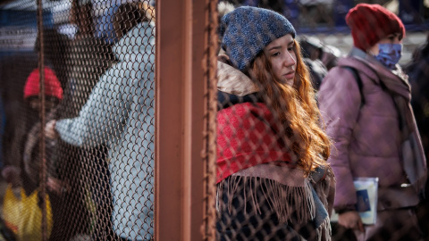 02/03/2022. Una joven a su llegada procedente de Ucrania en la estación de tren de Przemysl, Polonia. (01/03/2022).
