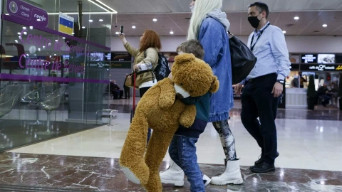Ciudadanos procedentes de Ucrania llegan a la estación de Barcelona Sants al haberse establecido un hub o centro de conexión para la gestión de los movimientos de refugiados ucranianos