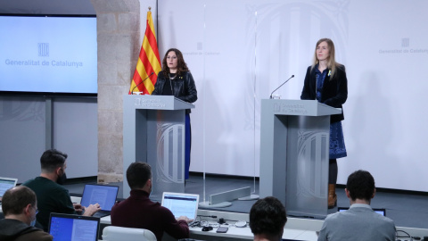 04/04/2022 - La consellera de la Presidència, Laura Vilagrà, i la d'Exteriors, Victòria Alsina, en la roda de premsa de presentació de la doble consulta sobre els Jocs Olímpics d'Hivern.