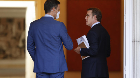 El presidente del Gobierno, Pedro Sánchez, recibe al nuevo líder del PP, Alberto Núñez Feijóo, este jueves en el Palacio de la Moncloa en Madrid.