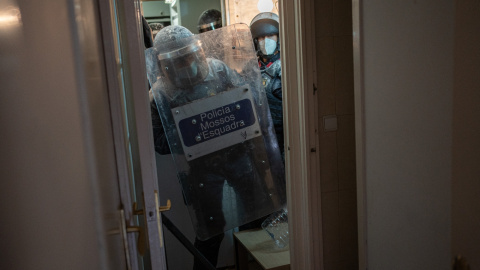 (14/02/2022) Los Mossos d’Esquadra entran a la vivienda para ejecutar el desahucio de una familia.