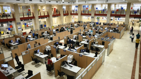 El patio de la delegación Especial de la Agencia Tributaria (AEAT ) de Madrid, con los boxes habilitados para atender a los contribuyentes con motivo de la Campaña de Renta. E.P./Óscar Cañas