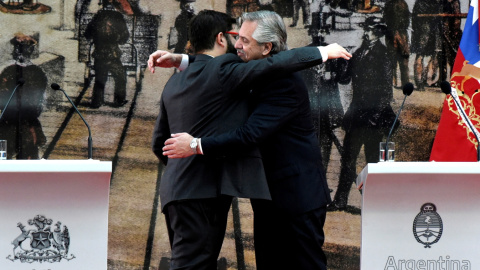 05/04/2022 - El presidente de Chile, Gabriel Boric, abraza a su homólogo argentino, Alberto Fernández, durante una rueda de prensa en el palacio presidencial de la Casa Rosada, en Buenos Aires (Argentina).
