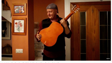 Captura del vídeo donde sale Paco Sanz tocando la guitarra.