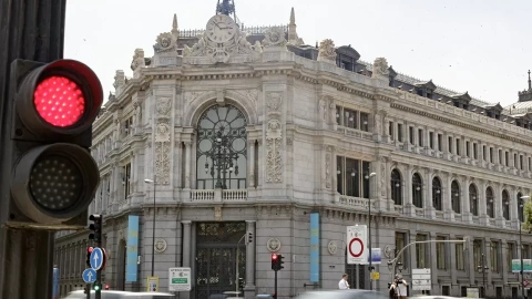 Un semáforo en rojo, cerca del edificio del Banco de España, en la confluencia del Paseo del Prado y la madrileña calle de Alcalá, en Madrid. E.P./Eduardo Parra