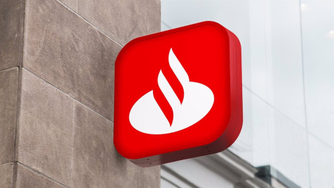 El logo de Banco Santander en una de sus oficinas.