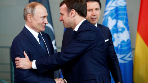 El presidente ruso Vladimir Putin le da la mano al presidente francés Emmanuel Macron durante la cumbre de Libia en Berlín, Alemania