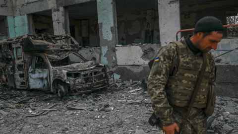Un soldado ucraniano se para frente a una escuela bombardeada en la aldea de Zelenyi Hai, en el sur de Ucrania, entre Jersón y Mykolaiv, a 1 de abril de 2022.