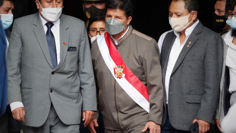 El presidente de Perú pedro Castillo, en el centro, a su salida del Congreso este lunes 29 de marzo de 2022, donde está siendo sometido a una moción de censura.