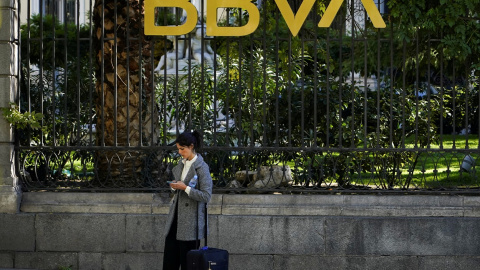 El logo del BBVA en una de sus oficinas en el centro de Madrid. REUTERS/Juan Medina