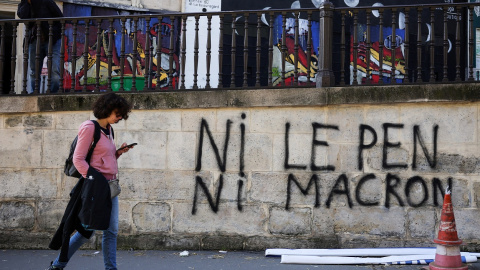 Pintadas contra los dos candidatos en la segunda vuelta de las elecciones presidenciales francesas, Emmanuel Macron y Marine le Pen, una calle de París. REUTERS/Sarah Meyssonnier