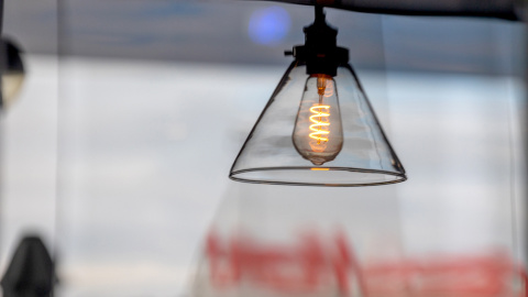 (07/03/2022) Lámpara con bombilla led en un bar este lunes en logroño.