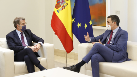 07/04/2022.- El presidente del Gobierno, Pedro Sánchez, recibe al nuevo líder del PP, Alberto Núñez Feijóo, este jueves en el Palacio de la Moncloa en Madrid. EFE/ Chema Moya